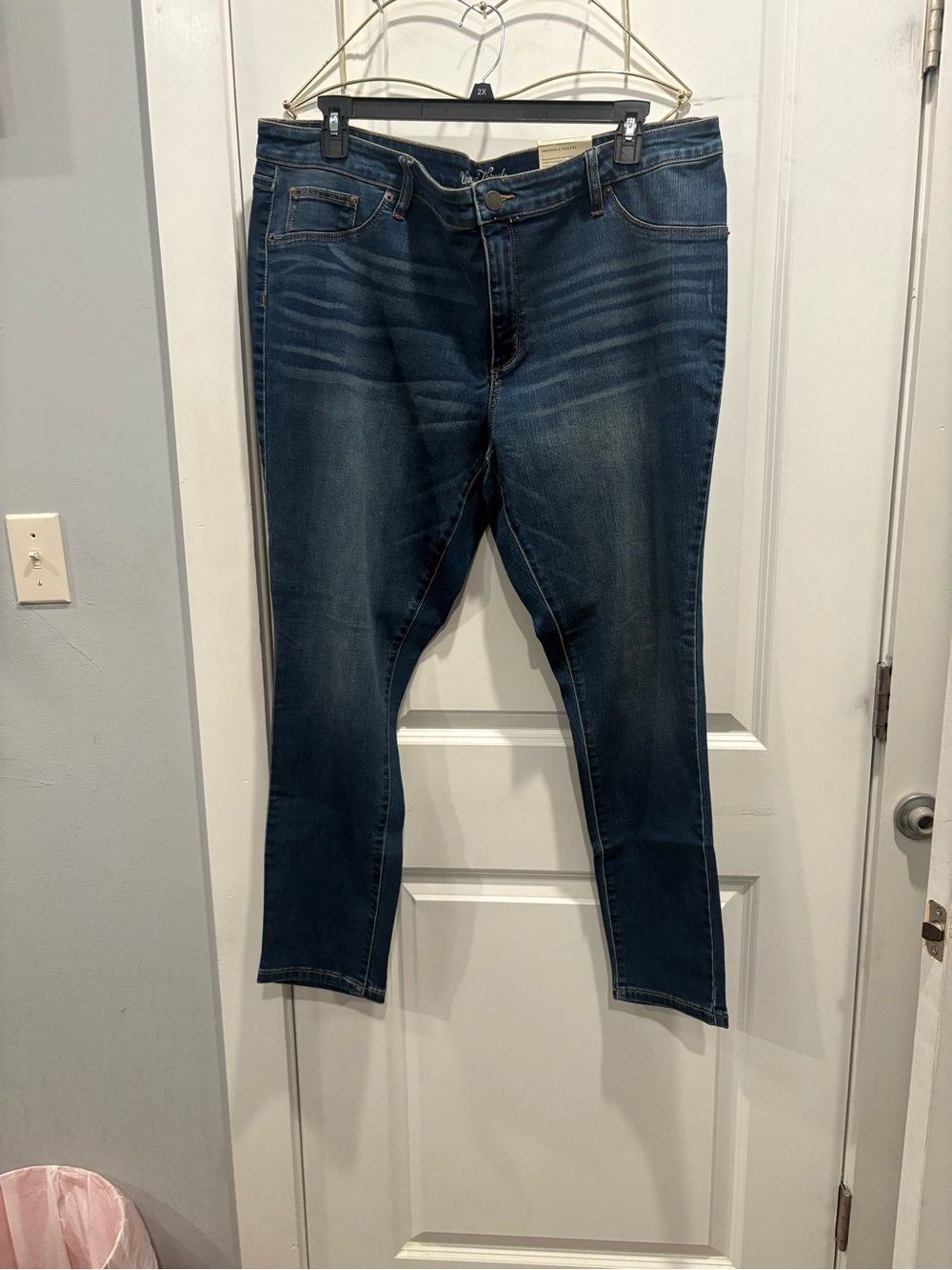 Universal Thread Women's Skinny Jeans in Dark Blue Wash